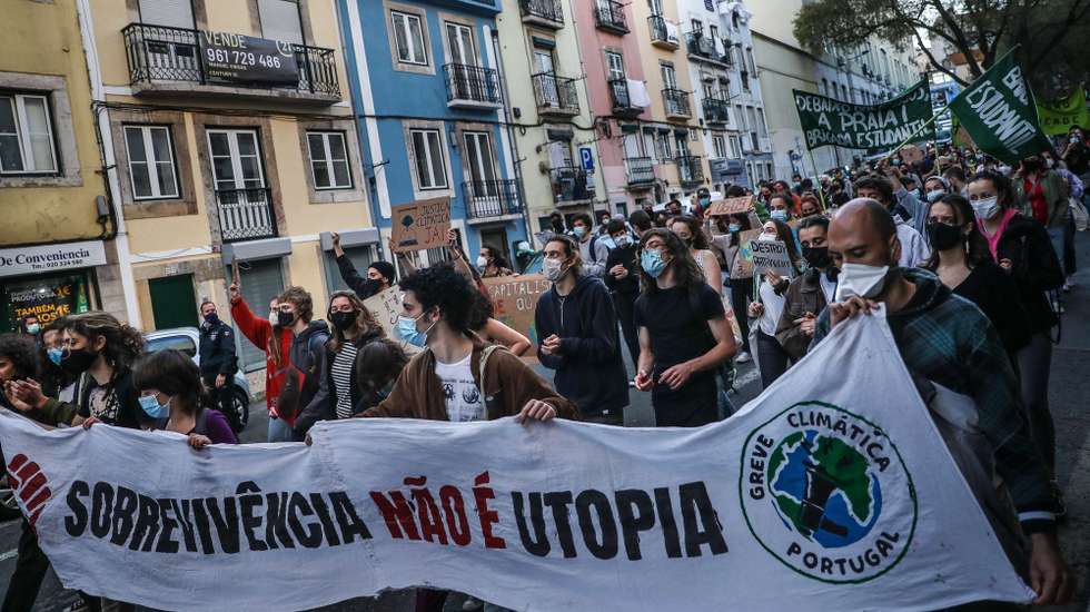 Marcha da Greve Climática Estudantil para reivindicar um plano para recuperar o clima, recuperar a saúde pública e regenerar a economia, em Lisboa, 19 de março de 2021. Os jovens em Portugal saem às ruas para reivindicar justiça climática em resposta ao apelo internacional do movimento #FridaysForFuture. MÁRIO CRUZ/LUSA