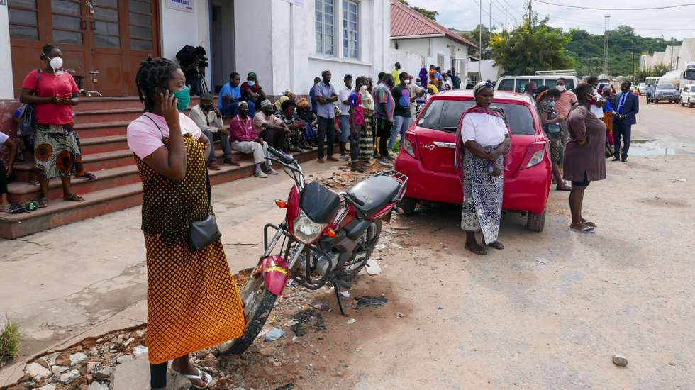 epa09104703 People await the arrival of more ships from Palma district with people fleeing attacks by rebel groups, in Pemba, Mozambique, 29 March 2021. Survivors of the 24 March attacks carried out by Islamist militants in Palma, northern Mozambique are to arrive on boats in Pemba.  EPA/LUIS MIGUEL FONSECA