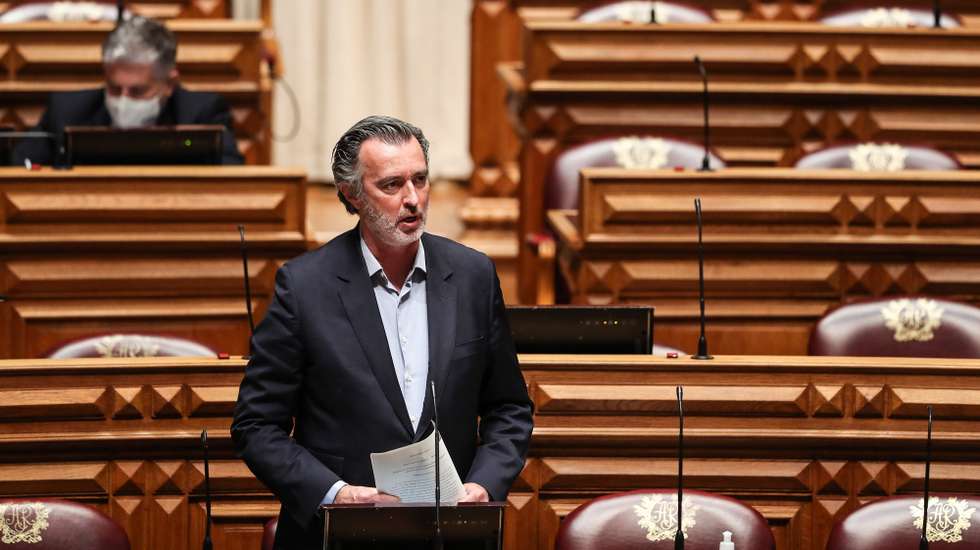 O deputado da Iniciativa Liberal, João Cotrim de Figueiredo, participa no debate parlamentar com a presença do primeiro-ministro, António Costa (ausente da foto)  sobre política geral, na Assembleia da República, em Lisboa, 17 de março de 2021. MÁRIO CRUZ/LUSA