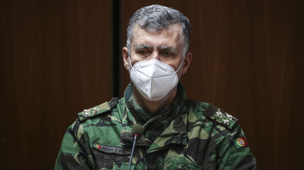 O coordenador da 'task-force' para a vacinação contra a covid-19, vice-almirante Henrique Gouveia e Melo, intervém durante a conferência de imprensa de atualização de informação relativa ao Plano de Vacinação contra a covid-19, no Infarmed, em Lisboa, 21 de abril de 2021. RODRIGO ANTUNES/LUSA
