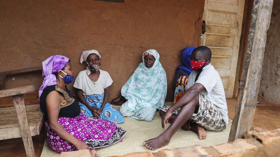 Ubaia Ureli (D) e a mulher Mungui Anli (C) perderam o contacto com a restante família durante os conflitos e vivem numa casa com mais 3 membros da família, todos deslocados de Palma, emprestada por um amigo da família em Pemba, Moçambique, 13 de abril de 2021. A violência armada em Cabo Delgado começou há mais de três anos, mas ganhou uma nova escalada há duas semanas, quando grupos armados atacaram pela primeira vez a vila de Palma, que está a cerca de seis quilómetros dos multimilionários projetos de gás natural. (ACOMPANHA TEXTO) JOAO RELVAS/LUSA