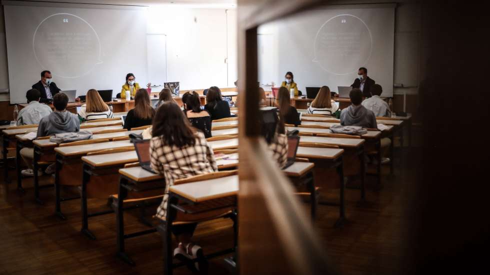 Alunos frequentam aulas na Universidade
