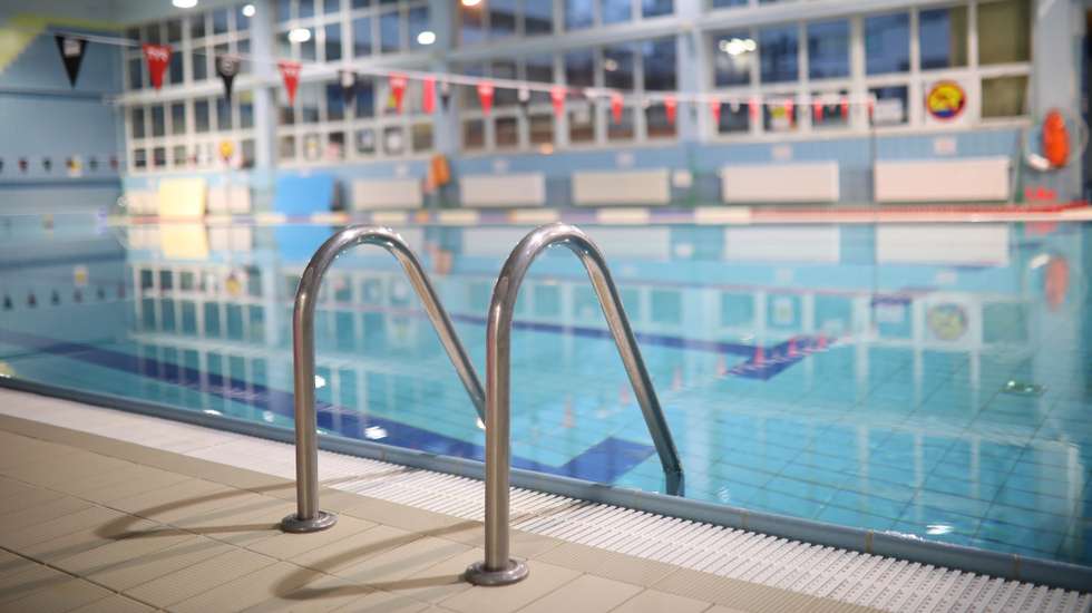 epa08925078 View of an empty swimming pool closed due to coronavirus restrictions in Warsaw, Poland, 07 January 2021. Poland is under a nationwide quarantine from 28 December 2020 to 17 January 2021 due to the ongoing pandemic of the COVID-19 disease caused by the SARS-CoV-2 coronavirus.  EPA/Leszek Szymanski POLAND OUT