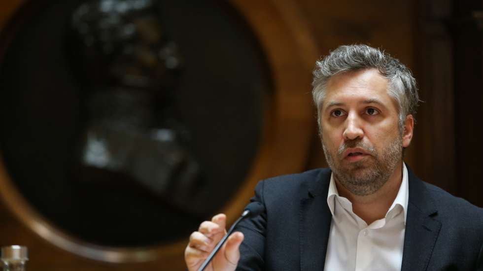 O ministro das Infraestruturas e Habitação, Pedro Nuno Santos, durante audição na Comissão de Economia, Inovação, Obras Públicas e Habitação na Assembleia da República,  em Lisboa, 18 de maio de 2021.   MANUEL DE ALMEIDA/LUSA
