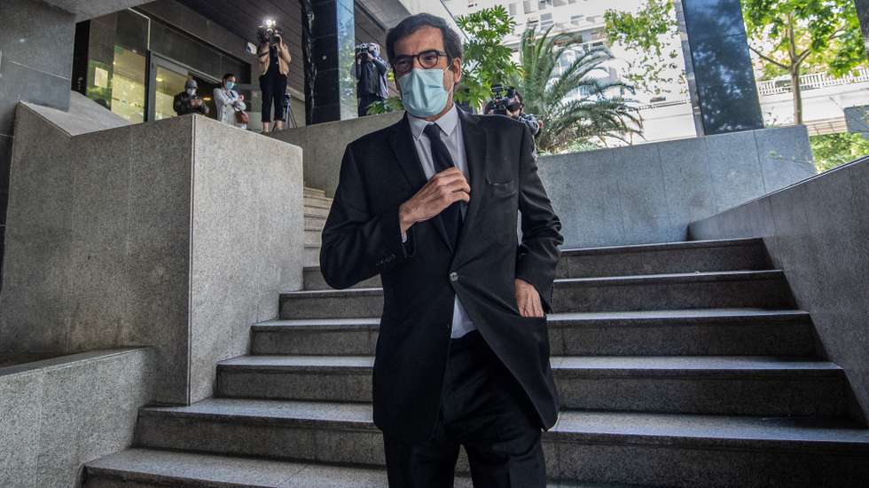 O presidente da Câmara Municipal do Porto, Rui Moreira, à saida do DIAP (Departamento de Investigação e Ação Penal) no Tribunal Judicial da Comarca do Porto onde foi ouvido no âmbito do debate instrutório do caso Selminho, Porto, 29 de abril de 2021. RUI MANUEL FARINHA/LUSA