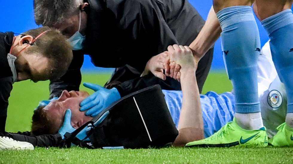 epa09235857 Manchester City's Kevin De Bruyne receives treatment during the UEFA Champions League final between Manchester City and Chelsea FC in Porto, Portugal, 29 May 2021.  EPA/David Ramos / POOL