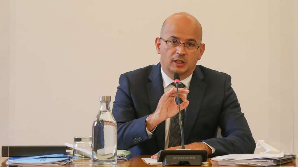 O ministro de Estado e das Finanças, João Leão, fala durante a sua audição perante a Comissão Eventual de Inquérito Parlamentar às perdas registadas pelo Novo Banco e imputadas ao Fundo de Resolução, na Assembleia da República, em Lisboa, 02 de junho de 2021. MANUEL DE ALMEIDA/LUSA