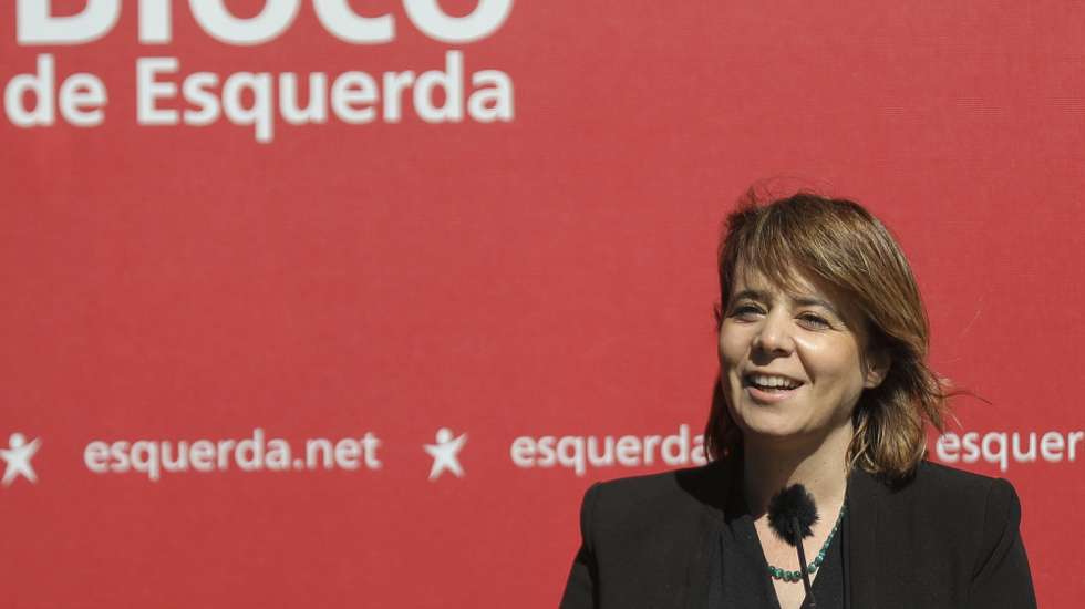 A coordenadora do Bloco de Esquerda (BE), Catarina Martins, intervém na apresentação de Deolinda Martin (ausente da fotografia) como candidata à Câmara Municipal da Amadora pelo Bloco de Esquerda, na Amadora, 03 de junho de 2021. MIGUEL A. LOPES/LUSA