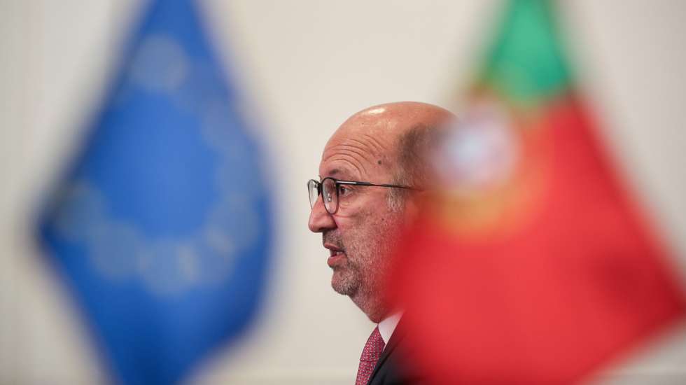 O ministro do Ambiente e da Ação Climática, João Pedro Matos Fernandes, durante uma entrevista à Lusa, no Ministério do Ambiente, em Lisboa, 7 de junho de 2021. (ACOMPANHA TEXTO DO DIA 9 JUNHO 2021 ) MARIO CRUZ/LUSA
