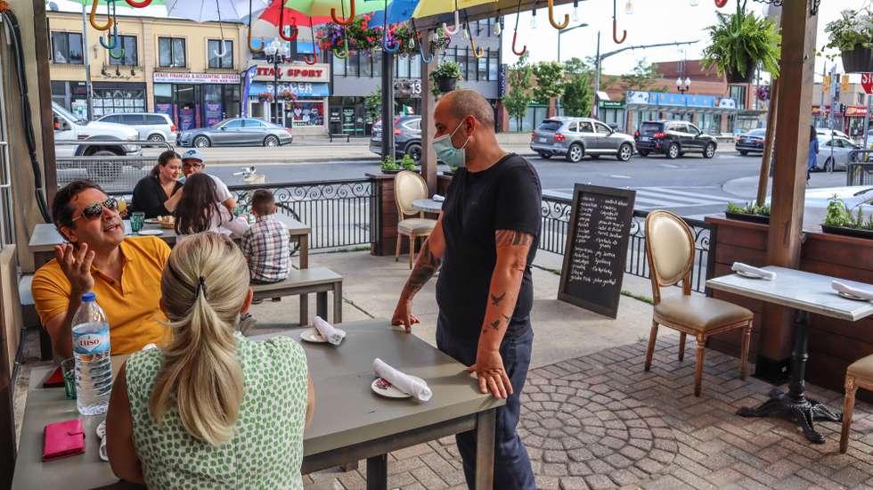 O empresário português de restauração Carlos Oliveira, proprietário de um estabelecimento em St. Clair Avenue West, no norte de Toronto, Canada, 12 junho 2021. Numa altura em que a província do Ontário iniciou a primeira fase do desconfinamento, permitindo a abertura das esplanadas, muitos dos restaurantes deparam-se com a falta de mão-de-obra. (ACOMPANHA TEXTO DA LUSA) SERGIO MOURATO / LUSA