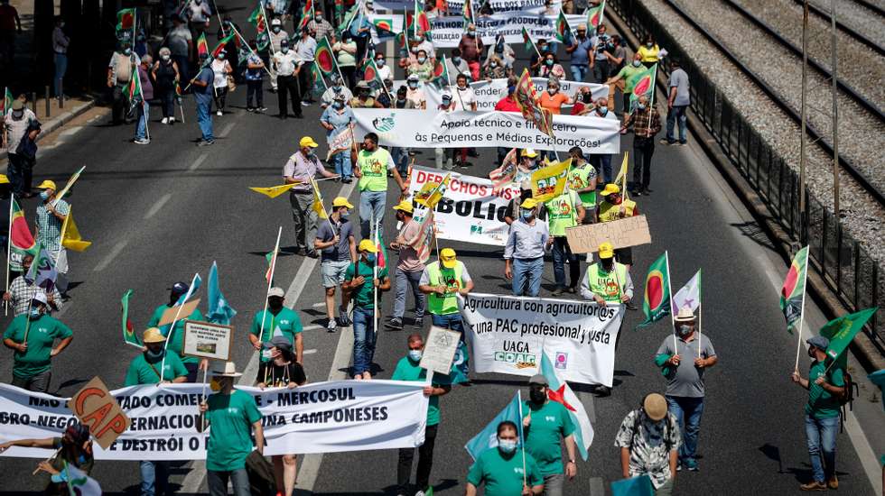 Agricultores protestam durante a manifestação convocada pela Confederação Nacional da Agricultura (CNA) em defesa de uma Política Agrícola Comum (PAC), em Lisboa, 14 de junho de 2021. O protesto conta com a presença de agricultores portugueses, espanhóis e franceses. ANTÓNIO COTRIM/LUSA