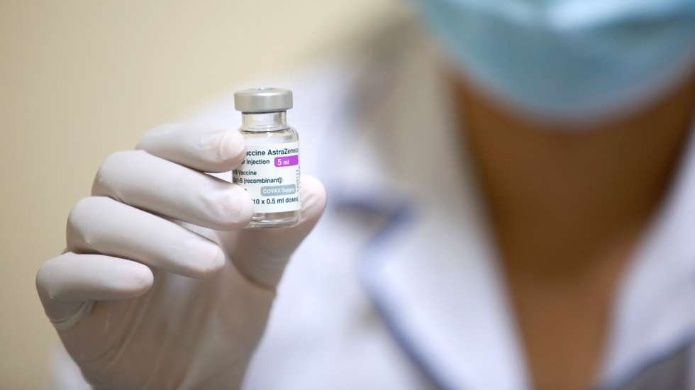 epa09275170 A nurse holds a vial of COVID-19 vaccine developed by AstraZeneca (Vaxzevria) at a hospital, in Hanoi, Vietnam, 16 June 2021. More than 59,000 people in Vietnam have been fully vaccinated against the coronavirus disease (COVID-19), according to latest official data.  EPA/LUONG THAI LINH