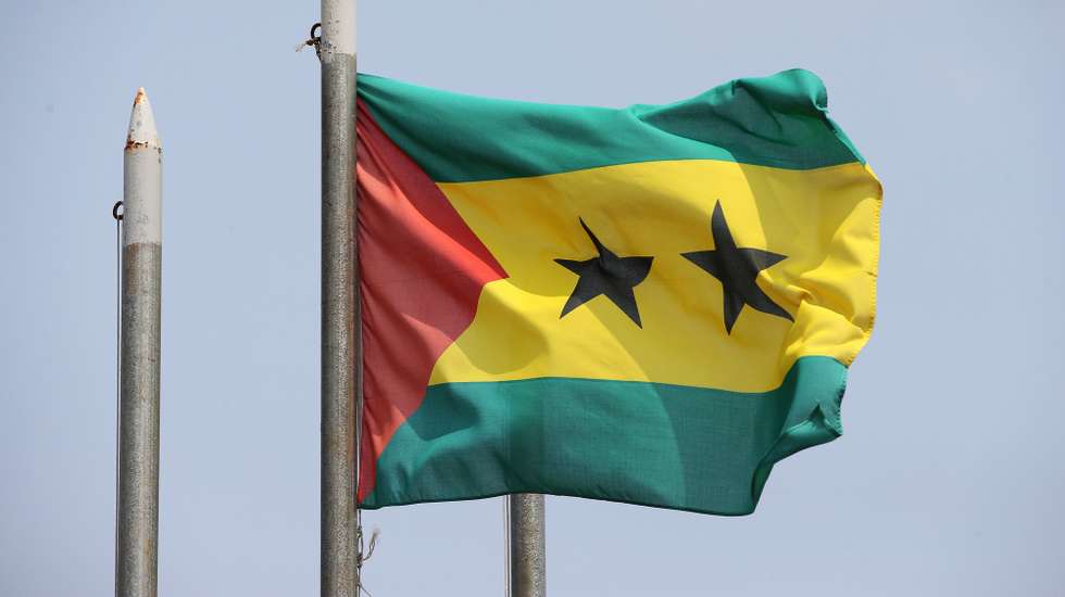 Uma bandeira da República Popular de São Tomé e Príncipe, no edifício junto à sede da Comissão Eleitoral Nacional, enquanto decorre no país a campanha eleitoral para as Presidenciais 2021, que se realizam no próximo dia 18 de julho, na ilha de São Tomé, em São Tomé e Príncipe, 13 de julho de 2021. NUNO VEIGA/LUSA