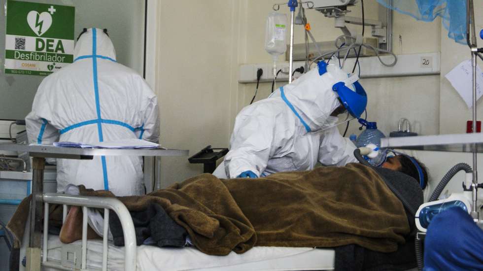 O Hospital Geral da Polana Caniço, na capital do país, passou a receber diariamente em média 16 doentes em estado crítico, contra seis recebidos nas primeira e segunda vagas. A terceira vaga da covid-19 ameaça o sistema de Saúde em, Maputo, Moçambique, 15 de julho de 2021). As medidas anunciadas para vigorar durante 30 dias a partir de sábado incluem a proibição de todos os eventos sociais, mesmo os privados, redução significativa de horários do comércio, suspensão do ensino pré-escolar em todo o país e das aulas presenciais nos restantes níveis de ensino em Maputo (área metropolitana), Xai Xai, Inhambane, Beira, Chimoio, Tete e Dondo. (ACOMPANHA TEXTO DE DIA 17 DE JULHO DE 2021). LUÍSA NHANTUMBO/LUSA