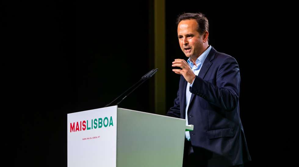 O presidente da Câmara Municipal de Lisboa, Fernando Medina, intervém durante a cerimónia de apresentação da sua recandidatura à Câmara Municipal de Lisboa, na Estufa Fria, em Lisboa, 05 de julho de 2021. JOSÉ SENA GOULÃO/LUSA
