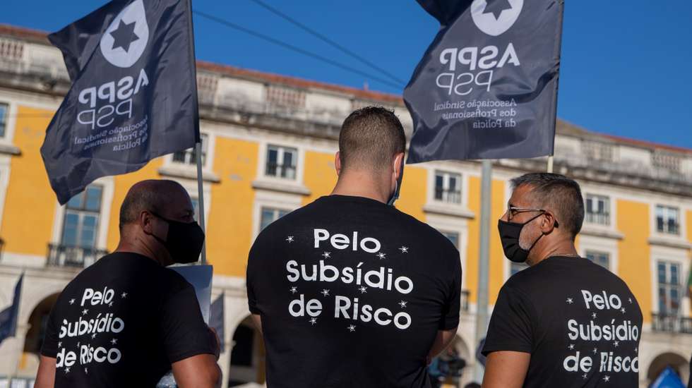 Profissionais da Polícia de Segurança Pública e da Guarda Nacional Republicana protestam com o objetivo de "sensibilizar todos os cidadãos para a problemática da não atribuição do suplemento de risco aos polícias da PSP e militares da GNR", em frente ao Ministério da Administração Interna, em Lisboa, 15 de julho de 2021. JOSÉ SENA GOULÃO/LUSA