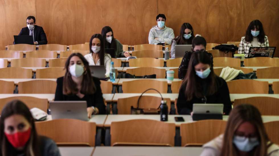 Alunos frequentam uma aula Direito Constitucional no dia do regresso às aulas na Faculdade de Direito da Universidade de Lisboa, no âmbito das novas medidas de desconfinamento relacionadas com a pandemia da covid-19, no Campus de Campolide, em Lisboa, 19 de abril de 2021. Portugal inicia hoje a terceira fase do desconfinamento com a reabertura de mais escolas, lojas, restaurantes e cafés, um levantamento de restrições que não é acompanhado nos 10 concelhos onde a incidência da covid-19 é maior. MÁRIO CRUZ/LUSA