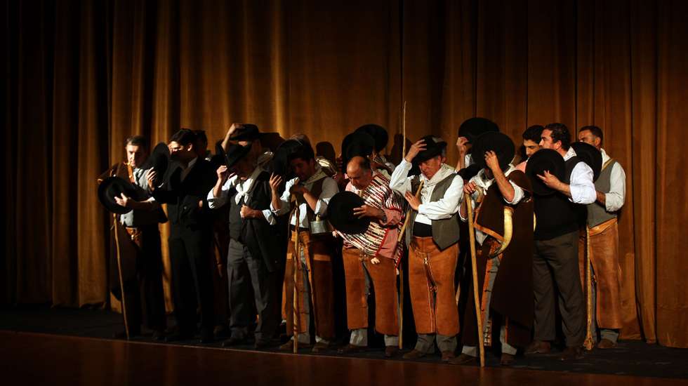 Elementos de um grupo de cante alentejano de Serpa cantam durante uma homenagem a Nicolau Breyner, ator e realizador português recentemente falecido, que era natural de Serpa, 22 de abril de 2016. NUNO VEIGA/LUSA