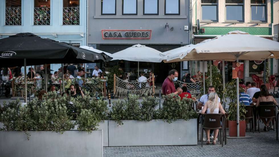Clientes utilizam a esplanada de um restaurante no Porto, após o Governo ter decretado que os restaurantes em concelhos de risco elevado ou muito elevado – um total de 60 – passam a ter de exigir certificado digital ou teste negativo à covid-19 a partir das 19:00 de sexta-feira e aos fins de semana para refeições no interior, Porto, 10 de julho de 2021. As pessoas em esplanadas que precisarem de entrar nos restaurantes para acesso aos serviços comuns, como instalações sanitárias, ou para efetuarem pagamento, estão dispensadas de apresentar um teste negativo à covid-19 ou o certificado digital. MANUEL FERNANDO ARAUJO/LUSA