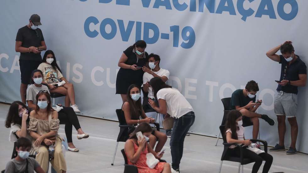 Na sequência da decisão da Direção-Geral de Saúde (DGS) de vacinar universalmente os utentes com idades entre os 12 e 15 anos, esta faixa etária começou a ser vacinada no Centro de Vacinação de Alcabideche, Cascais, 21 de agosto de 2021. TIAGO PETINGA/LUSA