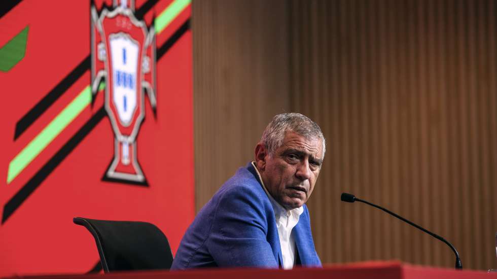 O selecionador nacional de futebol, Fernando Santos, divulga os convocados para os jogos da fase de qualificação do Campeonato do Mundo Qatar2022 com a República da Irlanda e Azerbaijão, na Cidade do Futebol, em Oeiras, 26 de agosto de 2021. JOSÉ SENA GOULÃO/LUSA