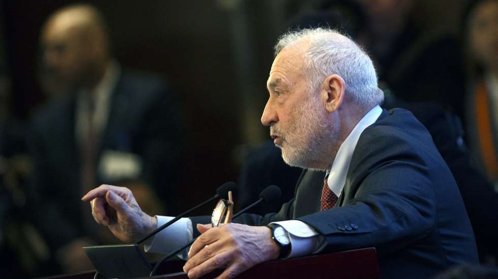 epa07459581 Columbia University Professor Joseph Stiglitz speaks during the China Development Forum in Beijing, China, 24 March 2019.  EPA/THOMAS PETER / POOL