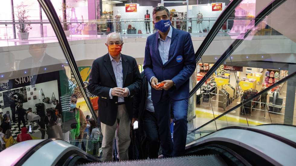 O presidente do PSD, Rui Rio (E), acompanhado pelo candidato do PSD à CM da Guarda, Carlos Chaves Monteiro (D), durante uma ação de campanha para as eleições autárquicas no centro comercial da Guarda, 14 de setembro de 2021. JOSÉ COELHO/LUSA