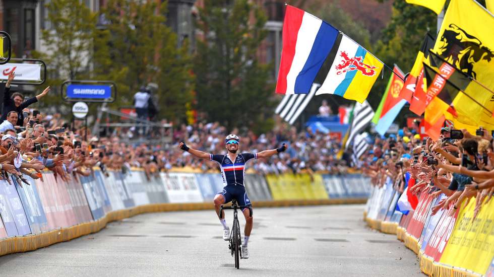 Alaphilippe fez a festa após quase seis horas de corrida perante milhares e milhares de adeptos que acompanharam a prova