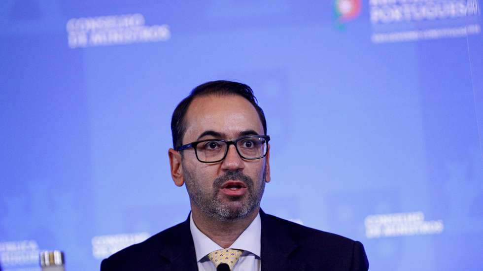 O secretário de Estado da Presidência do Conselho de Ministros, André Moz Caldas, durante a conferência de imprensa no final da reunião do Conselho de Ministros, que decorreu no Palácio da Ajuda, em Lisboa, 30 de setembro de 2021. ANTÓNIO COTRIM/LUSA
