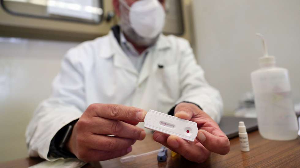 O investigador Carlos Sinogas, professor do departamento de biologia da Universidade de Évora, mostra um biosensor de um teste serológico, usados num estudo em que desde meados de setembro que testou cerca de 300 pessoas, para “saber se a pessoa tem ou não os anticorpos” contra o novo coronavírus SARS-CoV-2, em Évora, 04 de novembro de 2020. Curioso em saber mais sobre o coronavírus que provoca a doença covid-19, um professor universitário está a fazer por conta própria um estudo serológico em Mora (Évora) e já descobriu infetados antes do surto “vivido” em agosto. (ACOMPANHA TEXTO DE DA LUSA DO DIA 07 DE NOVEMBRO DE 2020). NUNO VEIGA/LUSA
