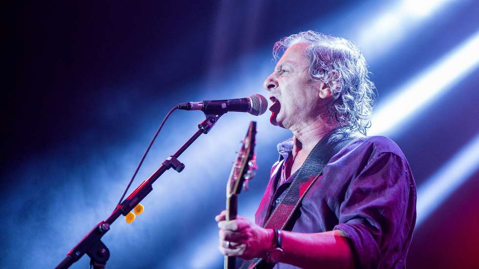 Sempre músico, sempre poeta, sempre o mágico capaz do sortilégio de extrair ritmo e melodia à língua portuguesa e de lhe dar a volta no mais exíguo espaço no limite da canção
