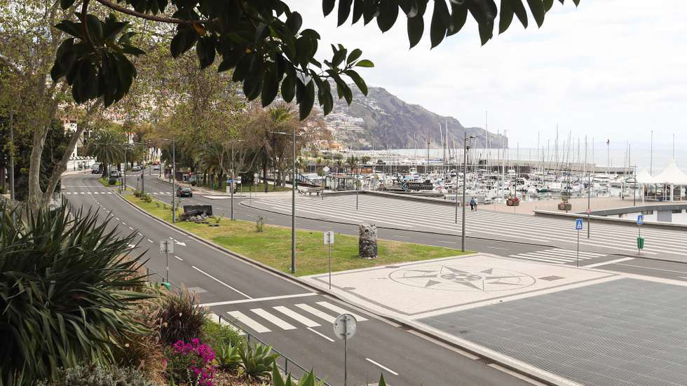 Ruas no centro do Funchal encontra-se sem pessoas e sem trânsito devido à pandemia da covid-19, ilha da Madeira, 21 de março de 2020. Em Portugal, há 12 mortes e 1.280 infeções confirmadas. Portugal encontra-se em estado de emergência desde as 00:00 de quinta-feira e até às 23:59 de 02 de abril. HOMEM DE GOUVEIA/LUSA