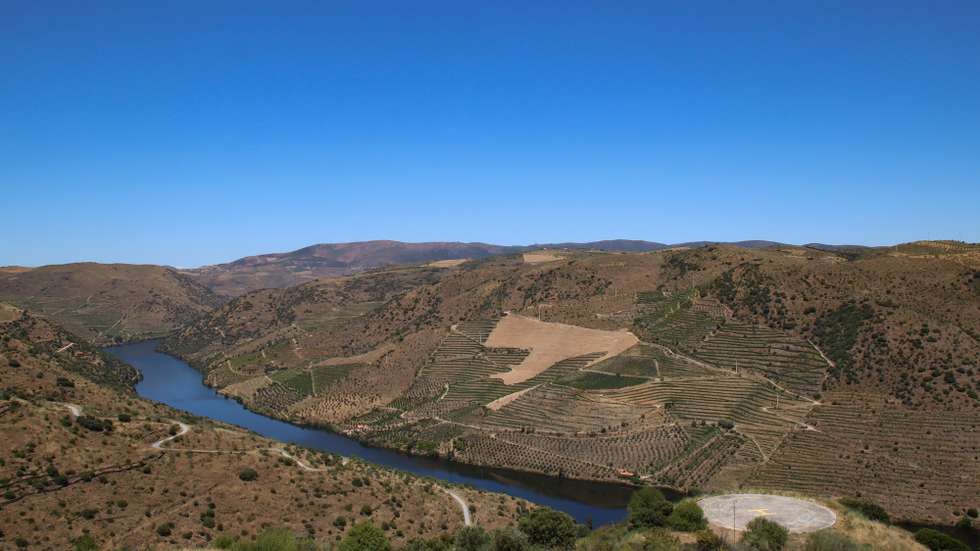 Vista panorâmica do Vale do Côa onde a Fundação Côa Parque deu hoje início a sete novos projetos multidisciplinares com uma dotação de 2,5 milhões de euros que prometem mudar o paradigma da investigamos naquela território, em Vila Nova de Foz Côa, 20 de junho de 2020. Os projetos abrange varias áreas do saber que vão desde das áreas do clima e alterações climáticas, origem da vida, dinâmicas de interação sociocultural ao longo do tempo, e biodiversidade e recursos biológicos, patrimónios naturais e culturais e desenvolvimento regional sustentável. (ACOMPANHA TEXTO DA LUSA). FRANCISCO PINTO/LUSA