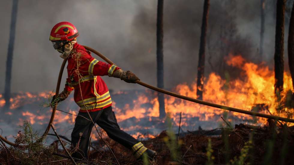 Um bombeiro durante o combate a um incêndio que lavra em Oleiros, Castelo Branco, 14 de setembro de 2020. O incêndio que deflagrou em Proença-a-Nova no domingo e que lavra hoje com intensidade em Oleiros já está próximo do Rio Zêzere, afirmou hoje o presidente da Câmara. Segundo a Autoridade Nacional de Emergência e Proteção Civil estão neste momento a combater o incêndio 1041 operacionais no terreno, apoiados por 343 veículos e oito meios aéreos. PAULO CUNHA /LUSA