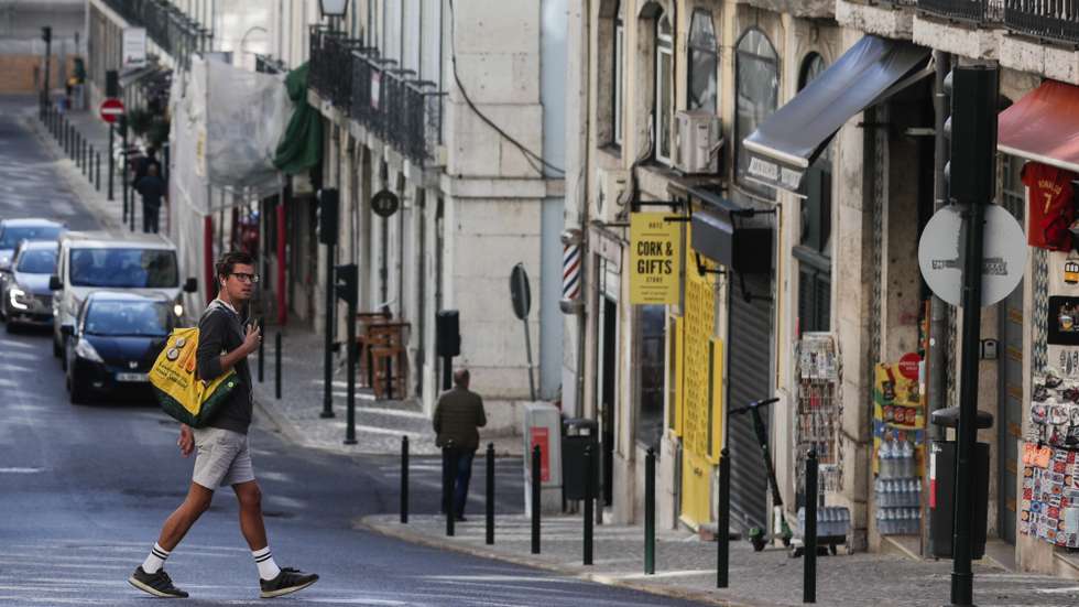 Um turista atravessa a rua da Madalena na zona da baixa pombalina de Lisboa, 20 de novembro de 2020. A falta de turismo na cidade de Lisboa devido à pandemia de Covid 19 levou a que muitos estabelecimentos comerciais, alguns deles emblemáticos e de familias há gerações estejam em risco de fechar. (ACOMPANHA TEXTO DA LUSA DE 22 DE NOVEMBRO DE 2020) TIAGO PETINGA/LUSA