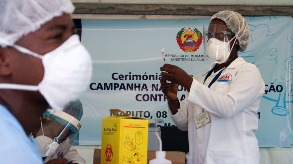 Início da vacinação contra a covid-19, em Maputo, Moçambique, 08 de março de 2021. O plano de vacinação lançado hoje está estimado em quase dois mil milhões de meticais (23 milhões de euros) e vai dar prioridade aos profissionais que estão na linha da frente do combate à epidemia. LUÍSA NHANTUMBO/LUSA