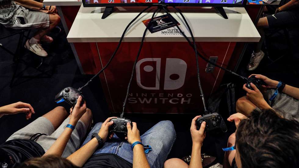 Várias pessoas jogam um videojogo da Nintendo no DreamHack festival, em Valência, Espanha