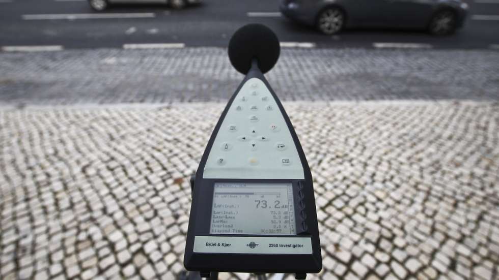Um sonómetro mede o nível de ruído na Av. do Brasil durante uma iniciativa para alertar para o incumprimento da legislação em vigor sobre ruído ambiente e para o risco da exposição a níveis elevados de ruído, com prejuízo para a saúde e qualidade de vida das populações, tendo particular incidência nas zonas urbanas, em Lisboa, 21 de novembro de 2012. MARIO CRUZ / LUSA