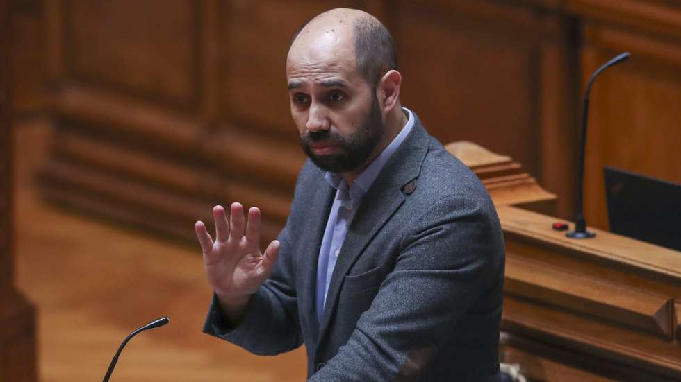 O líder parlamentar do Bloco de Esquerda (BE), Pedro Filipe Soares, intervém na sessão plenária para a discussão e votação na generalidade da proposta do Governo e dos projetos do PSD, Chega e PCP sobre acesso a metadados para fins de investigação criminal, na Assembleia da República, em Lisboa, 03 de junho de 2021. ANTÓNIO COTRIM/LUSA