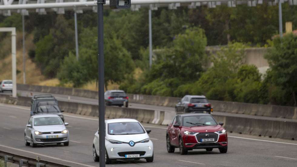 Os novos radares de controlo de velocidade de trânsito em Lisboa, 21 que substituem equipamentos antigos e 20 em novas localizações, começam a funcionar a partir de hoje, dispondo de “tecnologia mais avançada” que permite monitorizar várias vias, em Lisboa, 01 de junho de 2022. ANTÓNIO COTRIM/LUSA