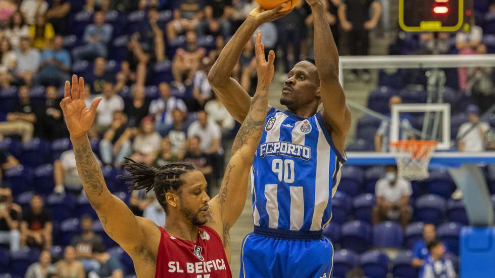 O jogador Charlon Kloof (D) do FC Porto disputa a bola com o jogador Betinho Gomes do Benfica durante o jogo da 3ª jornada do Play Off para apuramento do campeão da Liga Portuguesa de Basquetebol disputado no Pavilhão Dragão Arena, Porto, 09 de junho de 2022.  RUI MANUEL FARINHA/LUSA