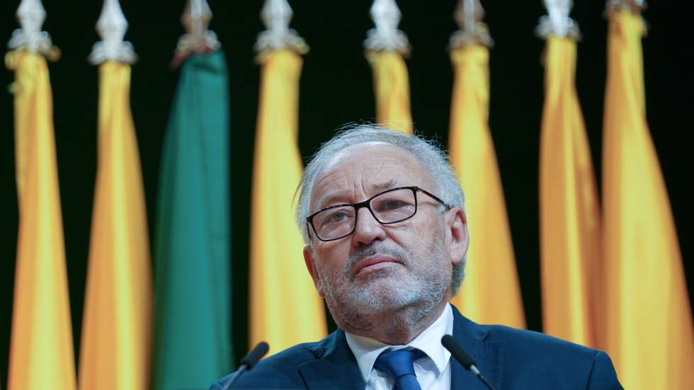 O presidente reeleito da Associação Nacional de Freguesias (Anafre), Jorge Veloso, durante a sessão solene de encerramento do Congresso da Anafre, no Altice Fórum, em Braga, 13 de março de 2022. HUGO DELGADO/LUSA