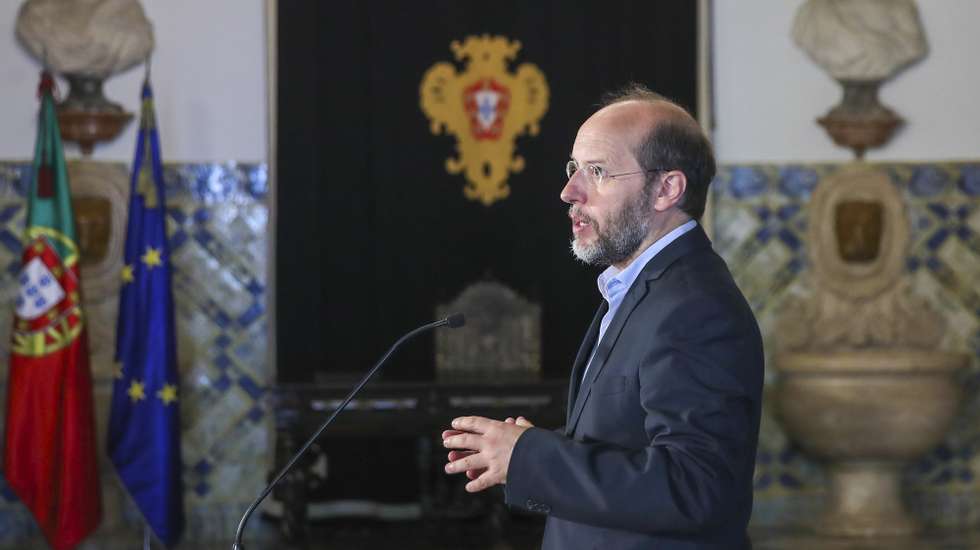 O líder e deputado do Livre, Rui Tavares, fala aos jornalistas no final da audiência com o Presidente da República, Marcelo Rebelo de Sousa (ausente da fotografia), no âmbito da audiência do Chefe de Estado aos partidos políticos representados na Assembleia da República, após a entrega do Orçamento de Estado que ocorreu no dia 10 de outubro, no Palácio de Belém, em Lisboa, 12 de outubro de 2022. ANTÓNIO COTRIM/LUSA