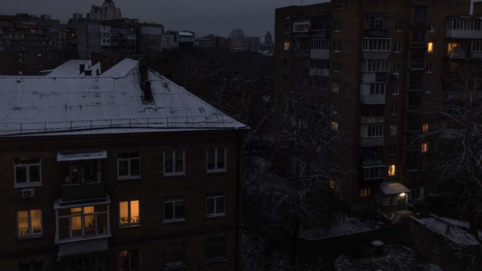 epaselect epa10310466 The first snow of the season covers residential buildings' roofs during a blackout in Kyiv (Kiev), Ukraine, 17 November 2022. The approach of winter will bring tougher conditions to Ukraine including heavy mud, snow and freezing cold that will make operations more difficult for both sides in the war. Russian troops entered Ukraine on 24 February 2022, starting a conflict that has provoked destruction and a humanitarian crisis.  EPA/ROMAN PILIPEY