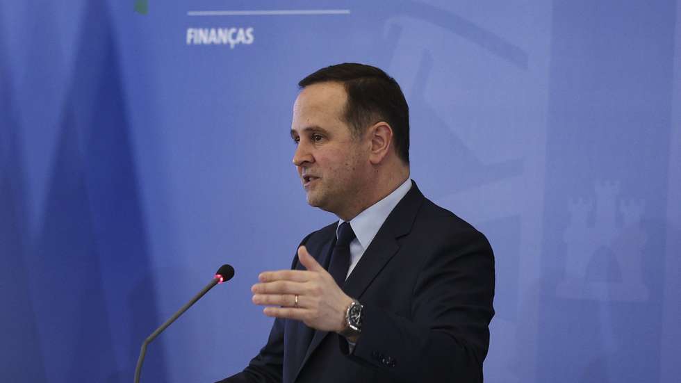O ministro das Finanças, Fernando Medina, durante a conferência de imprensa para apresentação das novas medidas do Governo para mitigar o aumento do custo de vida, no Ministério das Finanças, em Lisboa, 24 de março de 2023. ANTÓNIO COTRIM/LUSA