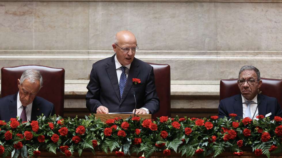 O Presidente da Assembleia da República, Augusto Santos Silva (C), ladeado pelo Presidente da República, Marcelo Rebelo de Sousa (E), e por Duarte Pacheco, usa da palavra durante a sessão solene comemorativa dos 49 anos da Revolução de 25 de Abril na Assembleia da República em Lisboa, 25 de abril de 2023. Em 25 de abril de 1974, um movimento de capitães derrubou a ditatura de 48 anos, de Marcelo Caetano, chefe do Governo e de Américo Tomás, Presidente da República, num golpe que se transformou numa revolução, a "revolução dos cravos". TIAGO PETINGA/LUSA