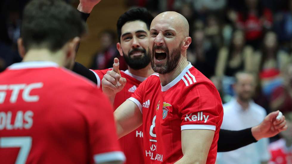 Os jogadores do Benfica festejam a vitória contra o A.J. Fonte Bastardo no final do jogo da final da Taça de Portugal de seniores masculinos de Voleibol, realizado no pavilhão do Centro Cultural de Viana do Castelo, 12 de março 2023. ESTELA SILVA/LUSA