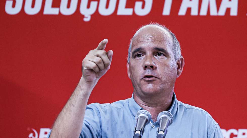 O lider do Partido Comunista Português (PCP) Paulo Raimundo discursa no almoço-comício com militantes do aprtido no centro Paroquial de Odiáxere, Lagos, 15 de agosto de 2023. LUÍS FORRA/LUSA