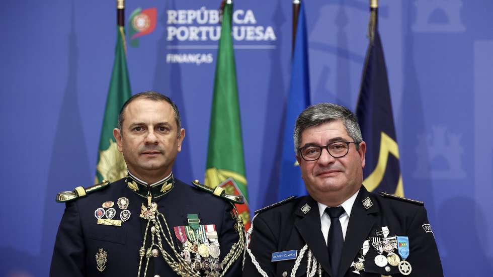 O novo comandante-geral da Guarda Nacional Republicana (GNR), tenente-general Rui Veloso (E), e o novo diretor nacional da Polícia de Segurança Pública (PSP), superintendente-chefe José Barros Correia (D), durante a cerimónia de tomada de posse realizada no Ministério das Finanças, Lisboa, 4 de setembro de 2023. RODRIGO ANTUNES/LUSA