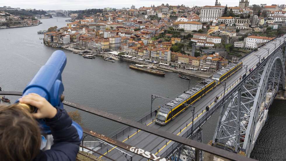 O metro passa a ponte D. Luís no Porto, 5 de dezembro de 2022. O Metro do Porto celebra este mês o seu 20º Aniversário. (ACOMPANHA TEXTO DE 06 DE DEZEMBRO DE 2022). JOSÉ COELHO/LUSA